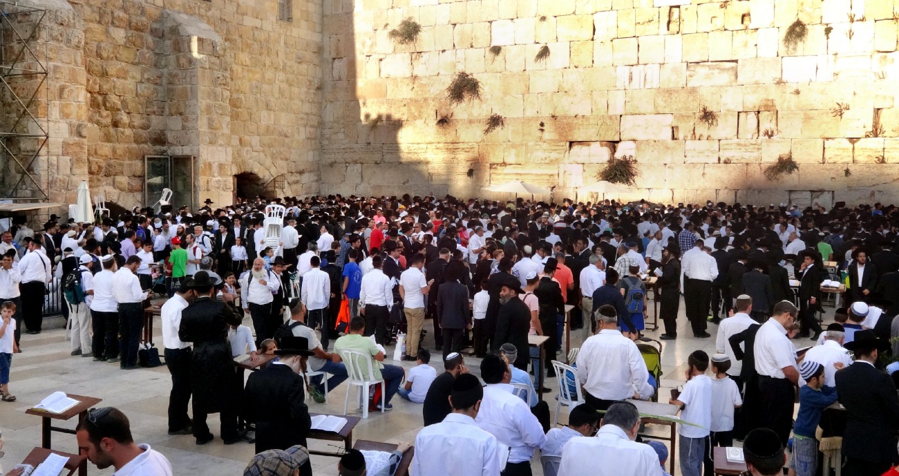 big crowd of people at the Western Wall in Jerusalem